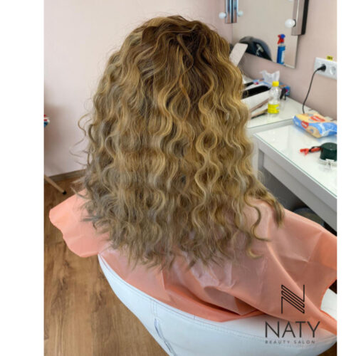 Coafor, bucle vopsit, salon infrumusetare